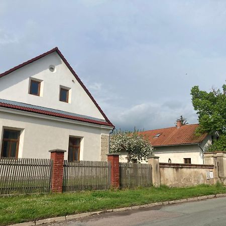 Prijemny Apartman Se Zahradou Ostresany 外观 照片